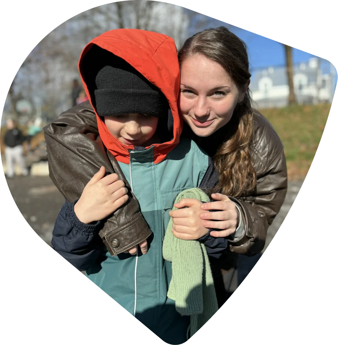 Un enfant et son accompagnatrice